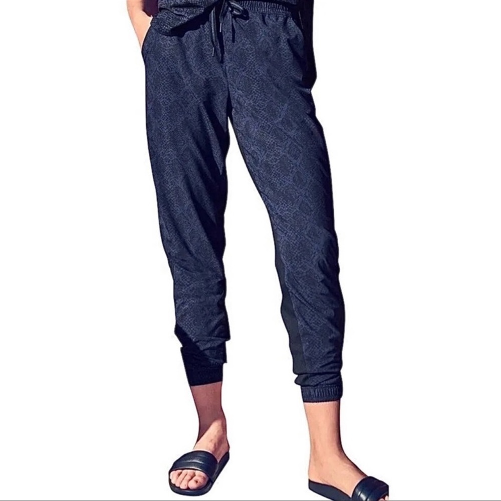 ATHLETA Brooklyn Jogger in Blue Python. Size 6